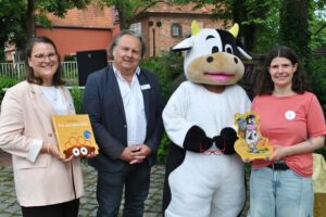 Foto von der Verleihung Anika Kreidelmeyer, Martin Gäb (Rotary Club Buxtehude), Kälbchen und Katharina Häntzschel (Stadtbibliothek). (Bildnachweis: Hansestadt Buxtehude)